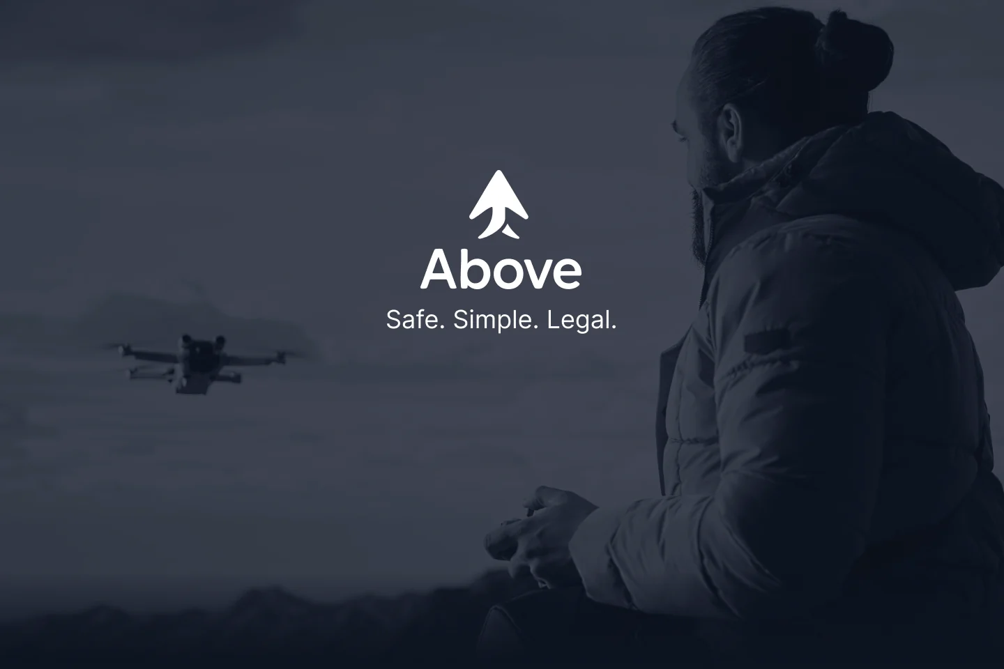 הלוגו של Above והסלוגן Safe. Simple. Legal. מעל צילום של מטיס רחפן